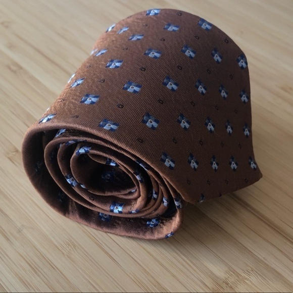 Jos. A. Bank Silk Tie In Brown With Blue Hints - Picture 2 of 6